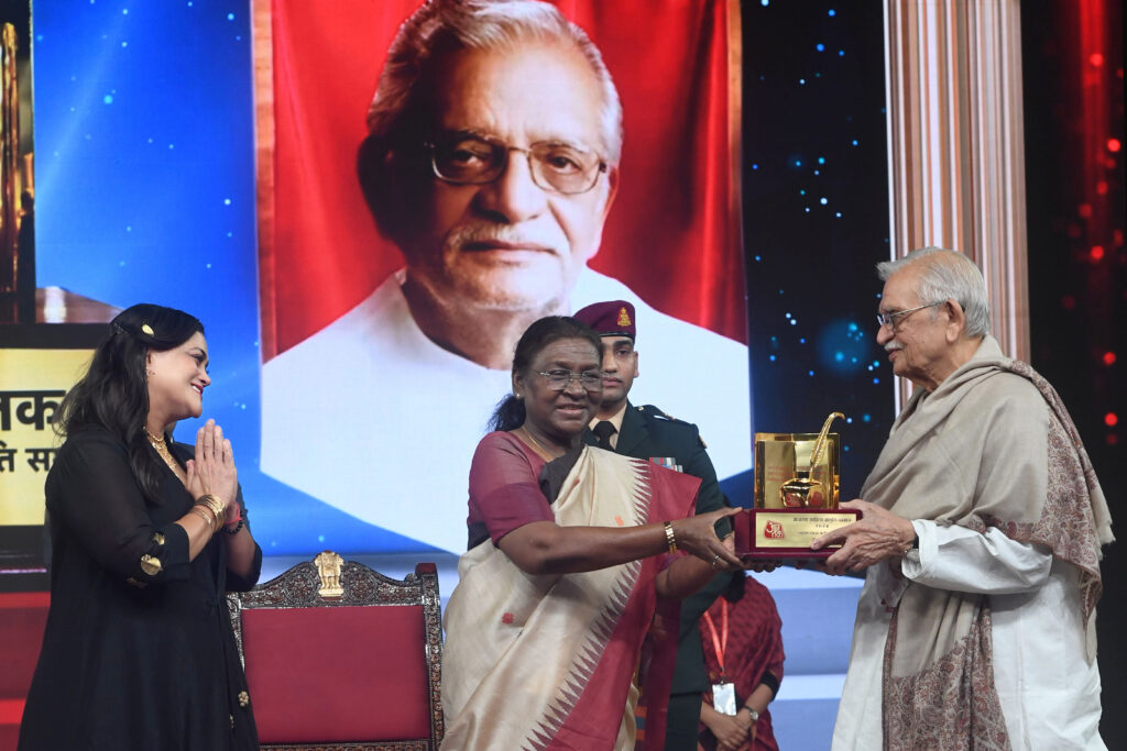 PRESIDENT OF INDIA GRACES SAHITYA AAJ TAK AND PRESENTS AAJ TAK SAHITYA JAGRITI SAMMAN Indiawirenow.com