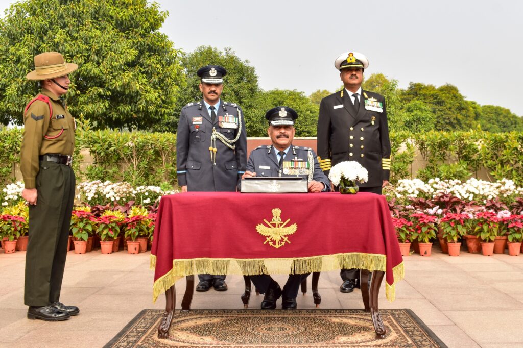 AIR MARSHAL JEETENDRA MISHRA ASSUMES COMMAND OF IAF’S WESTERN AIR COMMAND Indiawirenow.com