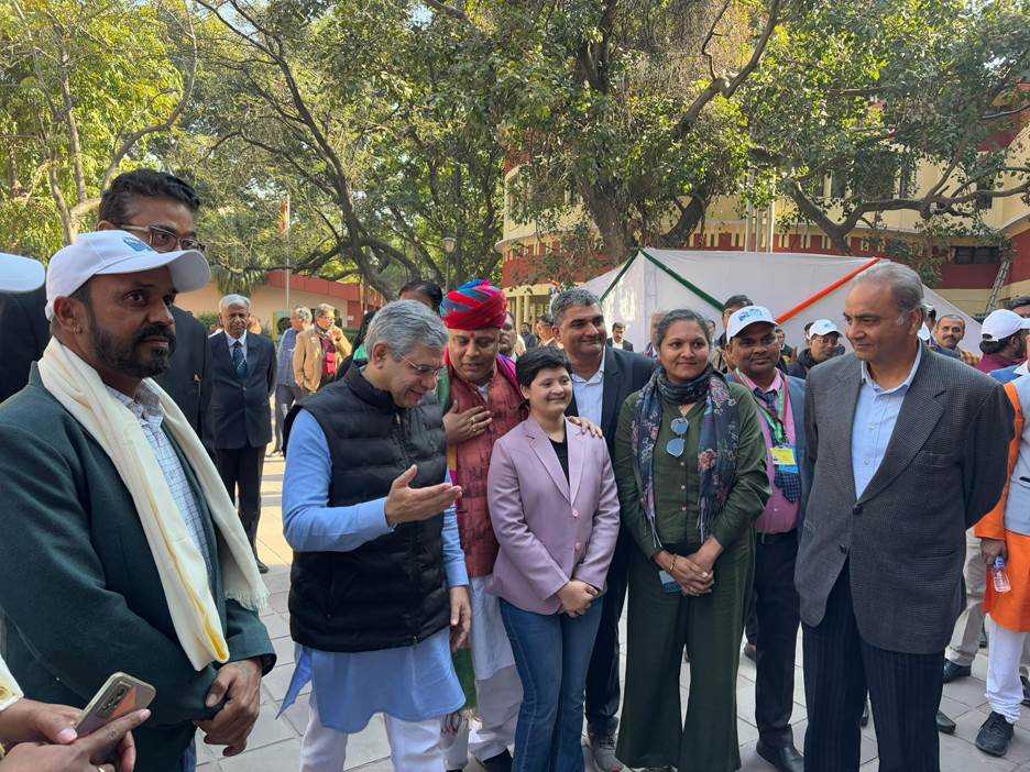 Union Minister Sh. Ashwini Vaishnaw interacts with special invitees of ‘Mann Ki Baat’ for the 76th Republic Day Parade Indiawirenow.com